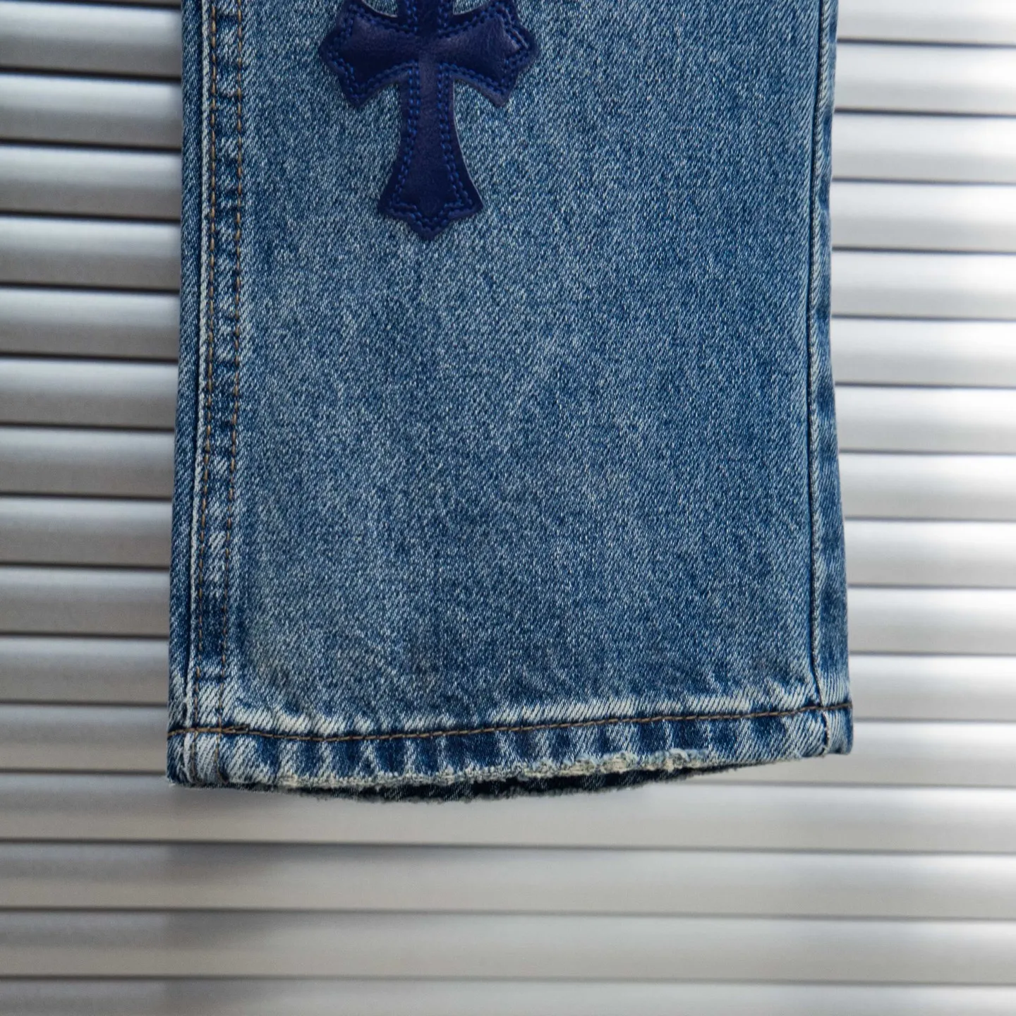 P260 Chrome Hearts micro-flared light blue multi-leather hot jeans. CH jeans need to be washed after the finished product, then disassembled and hand-stitched with sheepskin cross leather and then spliced ​​to complete. The whole piece has too many craftsmanship to explain. The patchwork cross pattern is embellished, and the high-waisted washed jeans! ! Absolutely high-end luxury products, god-level single products and super popular products, made with top heavy industry, a must-see magic weapon. Customized hardware. The fabric is thick and soft after washing. It has good breathability. Customized small leather label. Unique design. The details are simple and elegant, and the workmanship is exquisite. The entire trousers are neatly routed and the details are in place! It’s so cool that both men and women can easily control the genderless trend! Style number: 1796# Color: blue Size: 28 30 32 34 36
